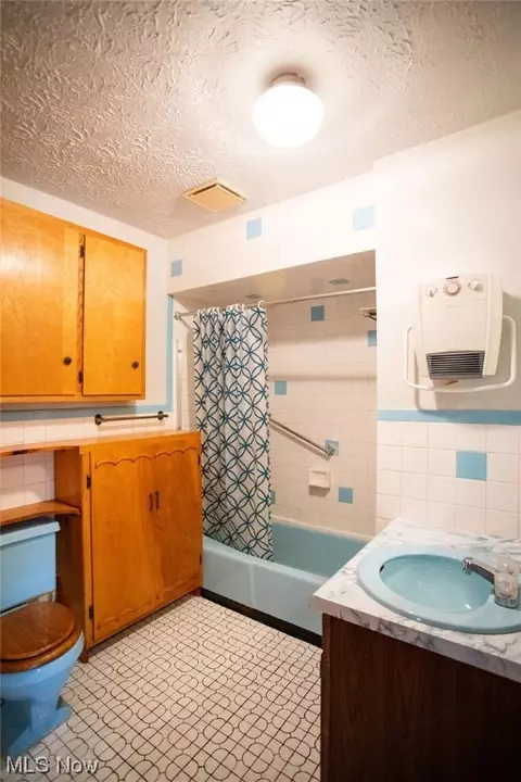 Bath - 555 Sexton St, Struthers, OH 44471 photo 1 of 2