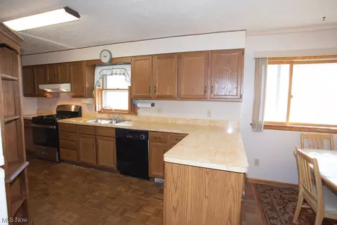 Kitchen - 555 Sexton St, Struthers, OH 44471 photo 3 of 3