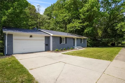 1203 Romayne Dr, Akron, OH 44313