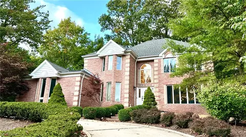 17440 Willow Wood Dr, Strongsville, OH 44136