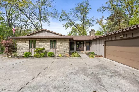1197 Gulf Rd, Elyria, OH 44035