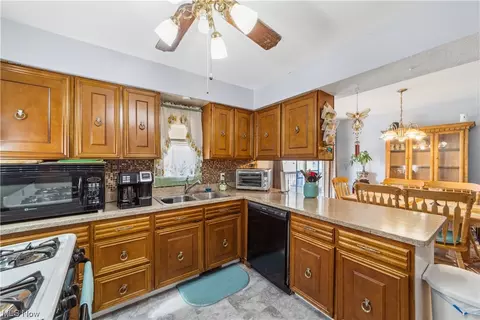 6034 Michael Dr, Brook Park, OH 44142 photo 9