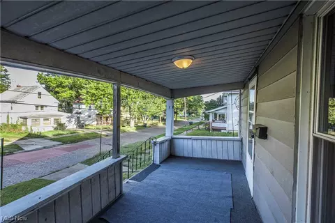 855 Sumner St, Akron, OH 44311 photo 2