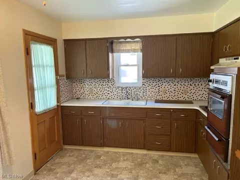 920 E 216th St, Euclid, OH 44119 photo 5
