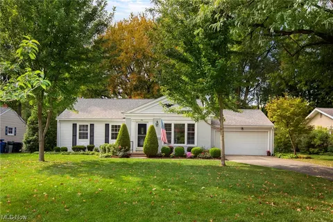 416 Pellett Dr, Bay Village, OH 44140