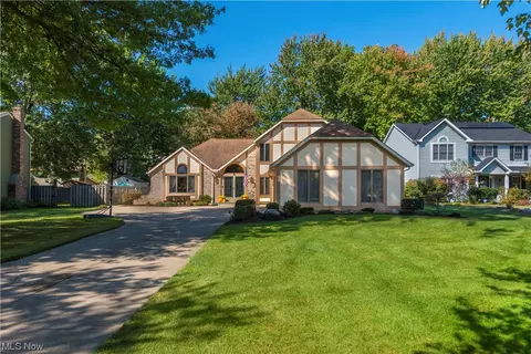 8364 Old Post Rd, Olmsted Falls, OH 44138