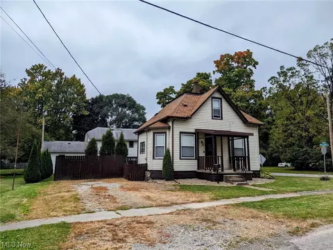17 Maple St, New London, OH 44851