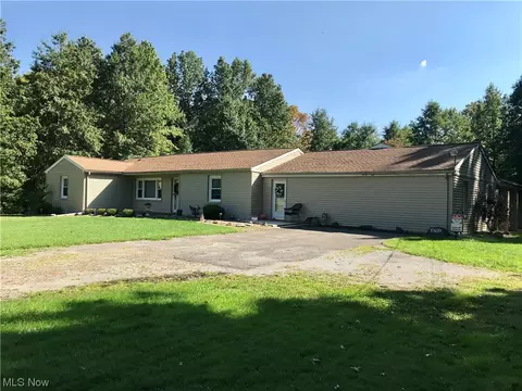 4781 Oak St, Lowellville, OH 44436