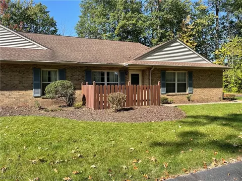 154 Bentley Dr #27, Elyria, OH 44035 photo 2
