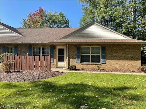 154 Bentley Dr #27, Elyria, OH 44035