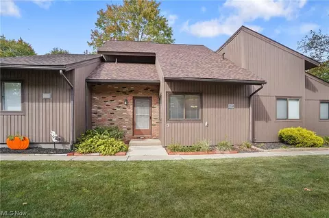 7360 Trailside Dr #E, Sagamore Hills, OH 44067