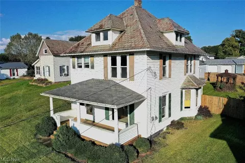 327 S Market St, Loudonville, OH 44842