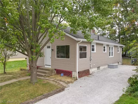 916 Cole Ave, Akron, OH 44306
