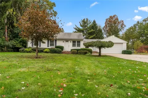 211 Odelle Dr, New Franklin, OH 44319