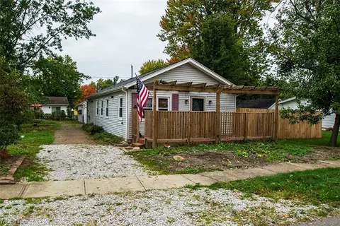 752 Roberts St, Sheffield Lake, OH 44054