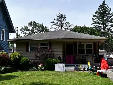 306 E Broadway Ave, Girard, OH 44420