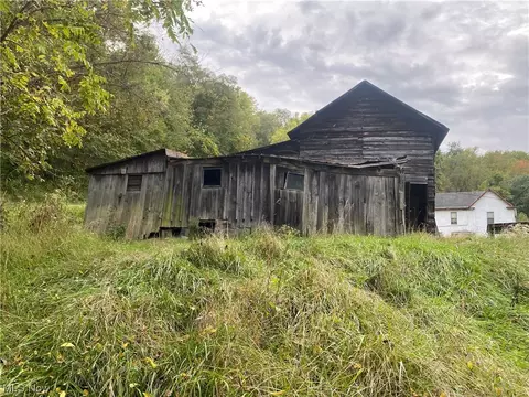 2015 Stone Shannon Rd, Wheeling, WV 26003 photo 2