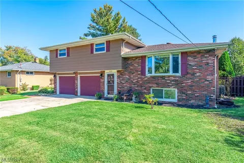8493 Webster Rd, Strongsville, OH 44136