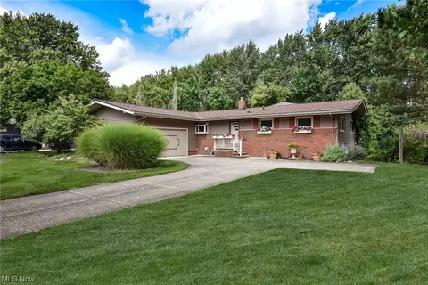 26910 Elizabeth Ln, Olmsted Twp, OH 44138
