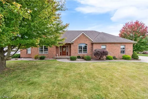 882 Laurel Cir, Barberton, OH 44203