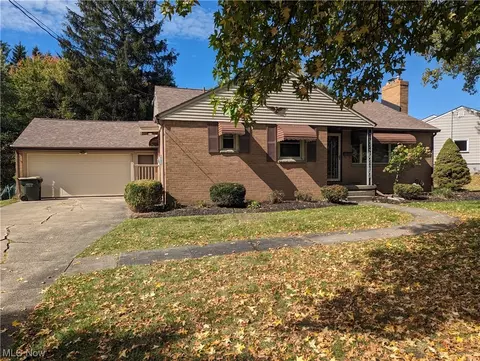 32 Orchard Dr, Poland, OH 44514
