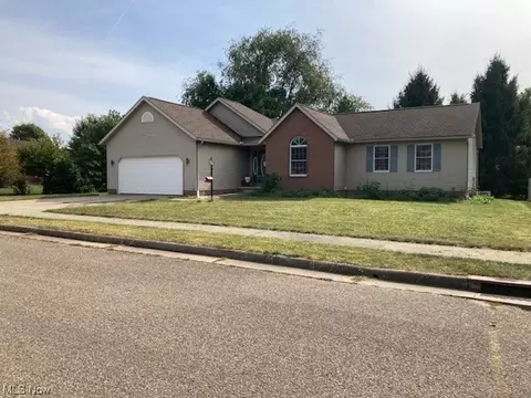 586 Easy St NE, New Philadelphia, OH 44663
