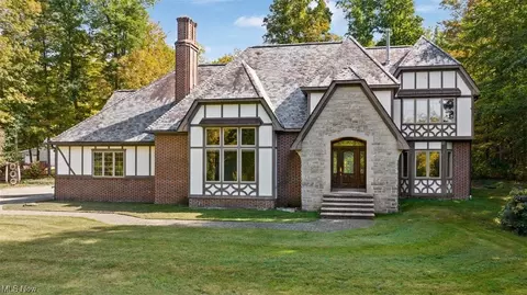 15885 Messenger Rd, Chagrin Falls, OH 44023