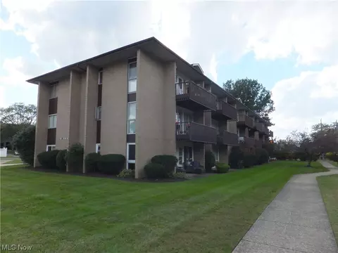 10436 N Church Dr #202, Parma Heights, OH 44130