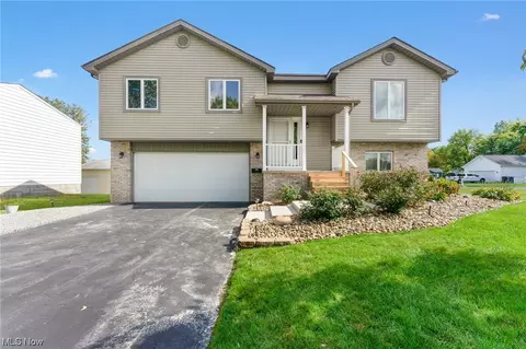 1064 Saul Dr, Hubbard, OH 44425