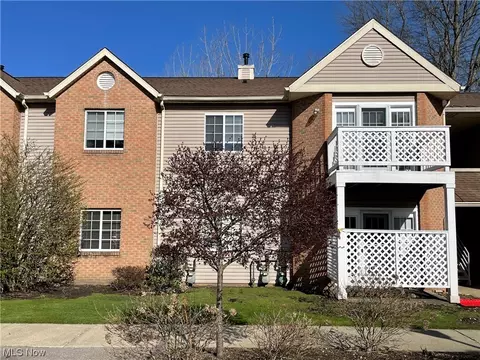 320 Village Pointe Dr #3C, Akron, OH 44313