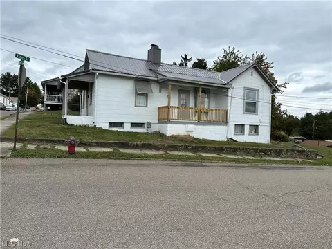 247 Franklin St, Barnesville, OH 43713 photo 2