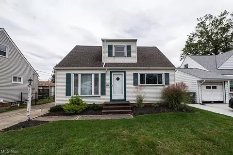 28958 Homewood Dr, Wickliffe, OH 44092