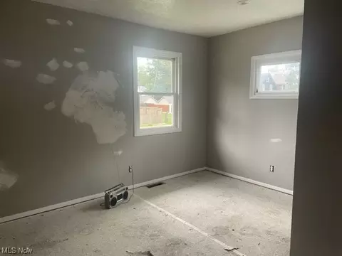 527 W 36th St, Ashtabula, OH 44004 photo 9