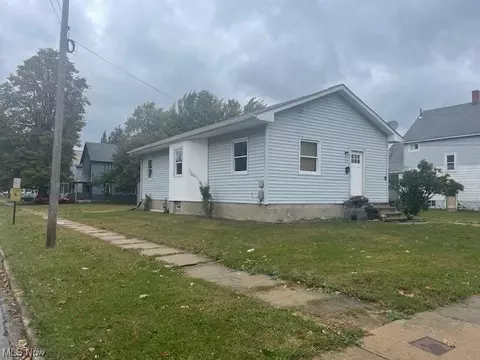 527 W 36th St, Ashtabula, OH 44004 photo 3