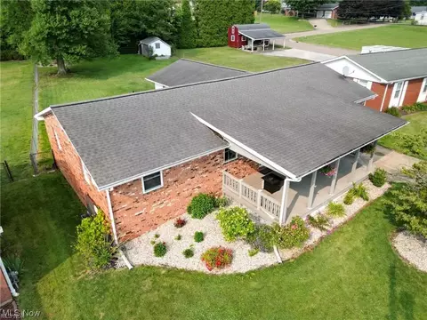 307 E 9th St, Williamstown, WV 26187 photo 4