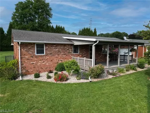 307 E 9th St, Williamstown, WV 26187 photo 1