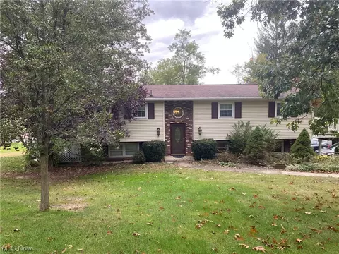2121 Earl Dr, Zanesville, OH 43701