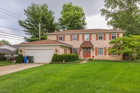 4139 Lisa Ln, North Olmsted, OH 44070