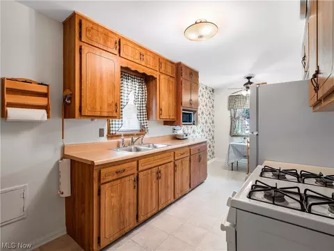 2829 Lucerne Ave, Parma, OH 44134 photo 5