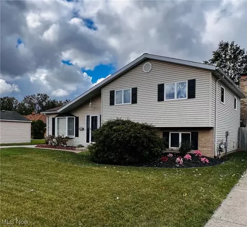 943 Eastlake Dr, Eastlake, OH 44095