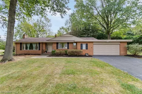 1860 Glenmont Dr NW, Canton, OH 44708