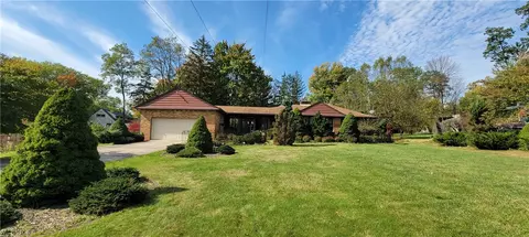 8560 Whitewood Rd, Brecksville, OH 44141