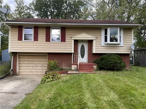 956 Landsdowne Ave NW, Warren, OH 44485