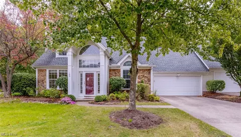 180 Stonebrooke Oval, Chagrin Falls, OH 44022