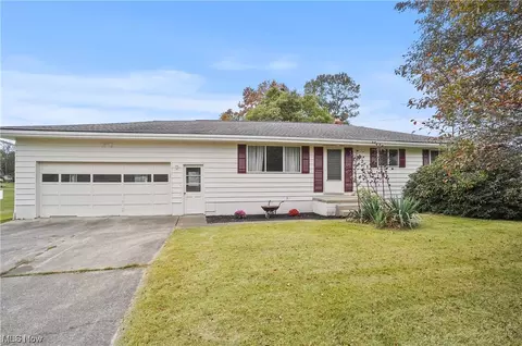 1140 Newcomb Dr, Uniontown, OH 44685