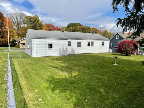 375 Creed St, Struthers, OH 44471 photo 2
