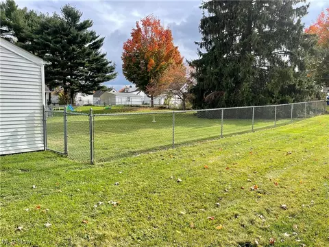 375 Creed St, Struthers, OH 44471 photo 3