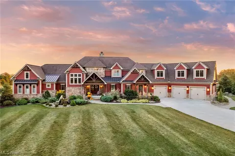 2968 Smith Kramer St NE, Hartville, OH 44632
