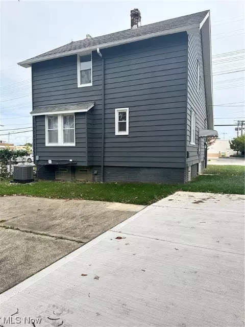326 Babbitt Rd, Euclid, OH 44123 photo 4