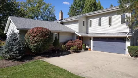 6426 Huntington Dr, Solon, OH 44139